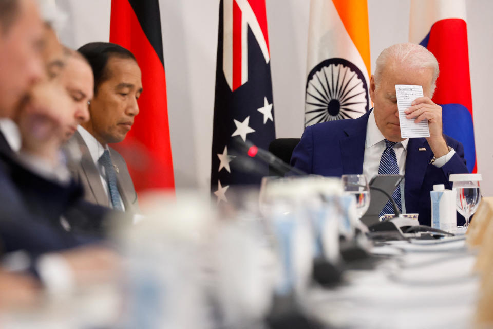     O presidente dos EUA, Joe Biden, e o presidente da Indonésia, Joko Widodo, participam do evento Parceria para Infraestrutura e Investimento Global durante a Cúpula do G7 no Grand Prince Hotel em Hiroshima, Japão, em 20 de maio de 2023.  REUTERS/Jonathan Ernst