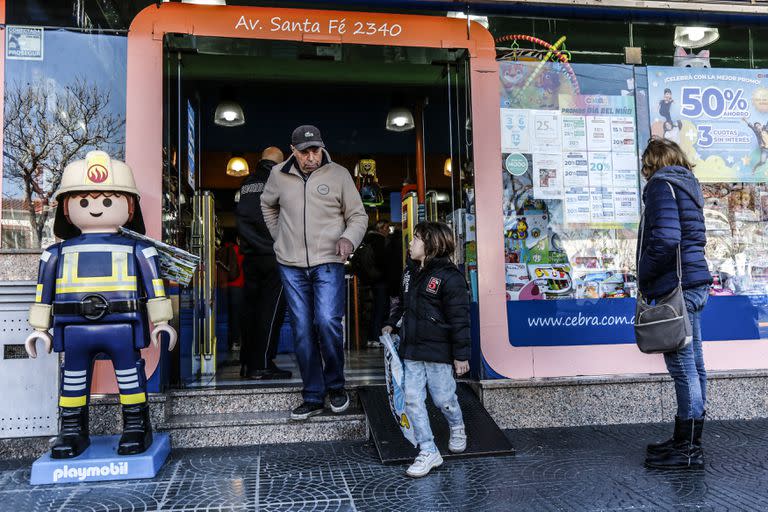 Ayer, para muchos padres y abuelos la visita a la juguetería era obligatoria; mañana hay que sorprender a los chicos de la casa