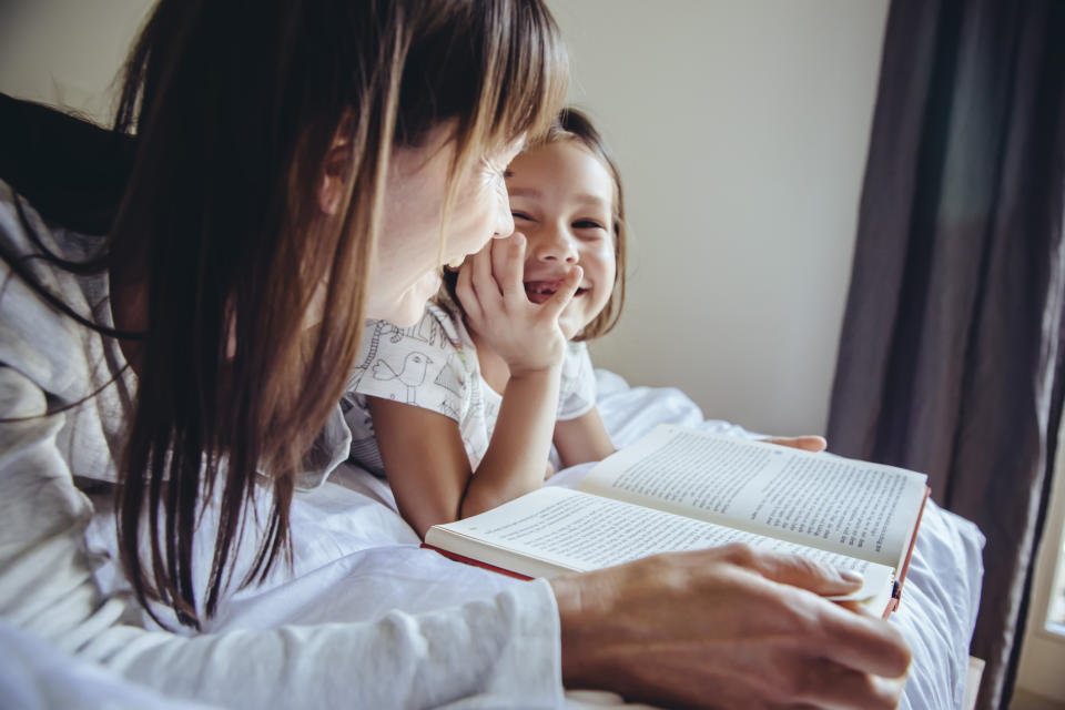 Wenn die Lesezeit zur Eltern-Kind-Zeit wird, steigert das die Motivation ungemein. (Bild: Getty Images)