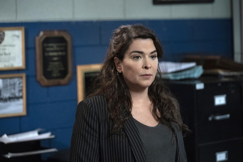 Annabella Sciorra as Detective Carolyn Barek