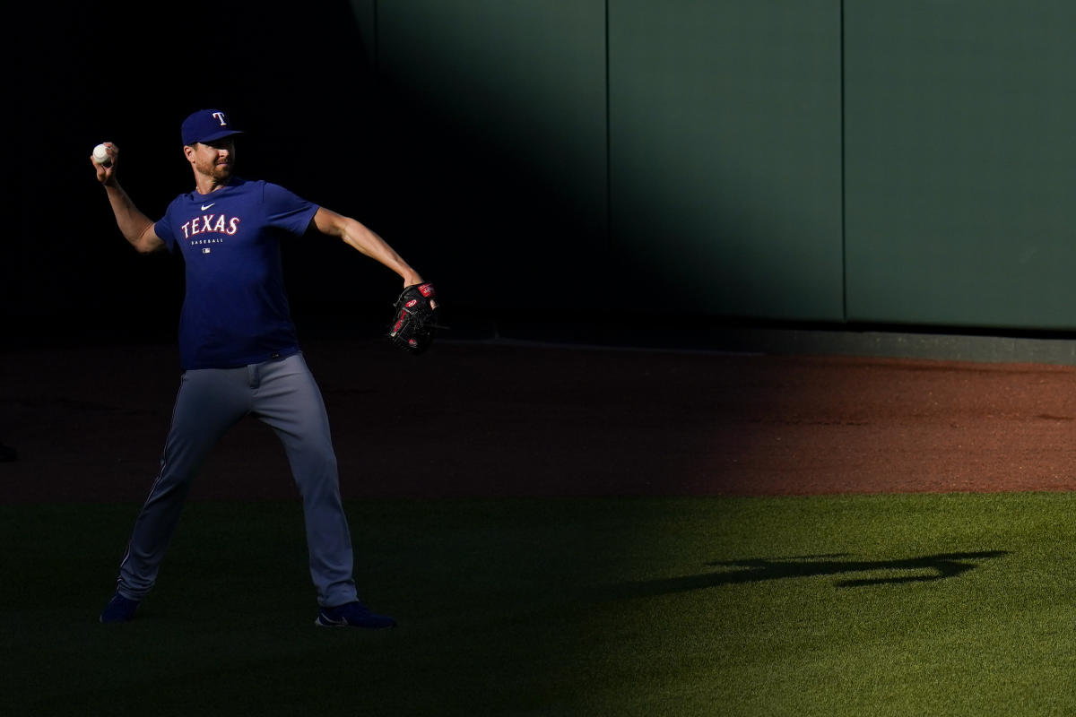 Jacob deGrom seen throwing on field after promising injury report