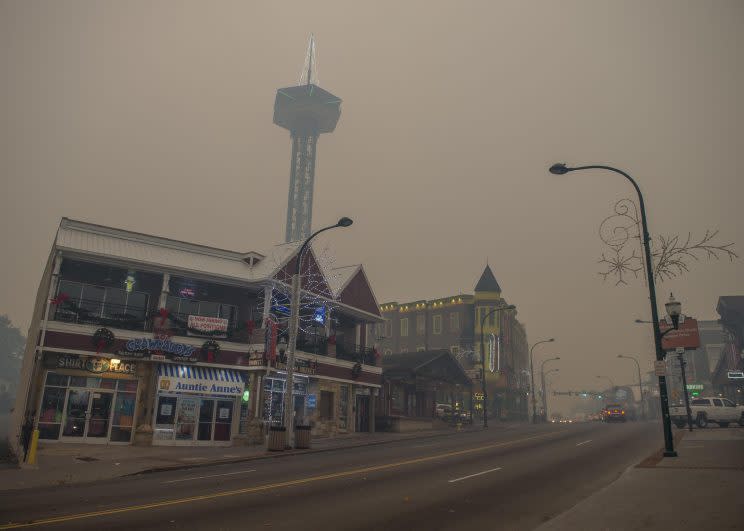 Thick smoke from area forest fires looms in Gatlinburg, Tenn., Monday, Nov. 28, 2016. (Photo: Brianna Paciorka/Knoxville News Sentinel via AP)