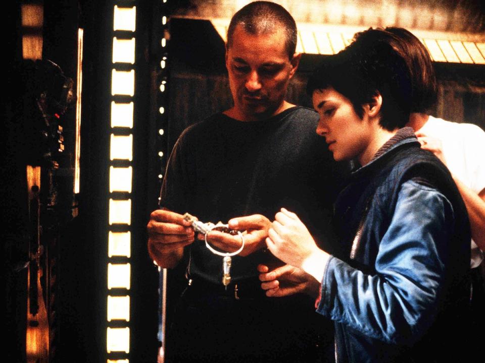 Jean-Pierre Jeunet directs Winona Ryder on the ‘Alien Resurrection’ set (Shutterstock)