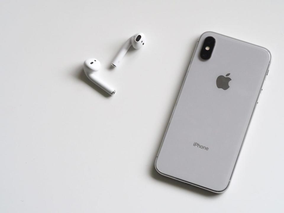 男童使用AirPods Pro看影片時，因警報音量過大造成聽力永久性受損。（示意圖／取自pexels）