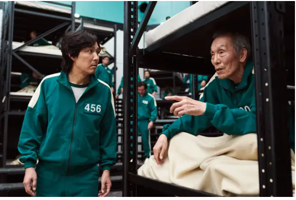 Lee Jung-jae als Seong Gi-hun und Oh Young-soo als Oh Il-nam in der ersten Staffel von "Squid Game". Oh kehrt in Staffel 2 nicht zurück. - Copyright: Noh Juhan/Netflix