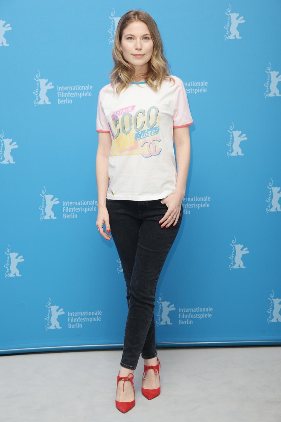 <p>Schauspielerin Nora von Waldstätten in Chanel. Das Shirt im Oldschool-Look mit “Viva Coco Libre”-Print ist das Must-Have-Piece aus der neuen Chanel Cruise Collection 2016/2017. </p>