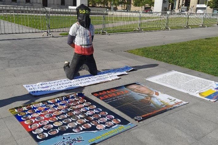 Ojeda se manifestó así frente al Palacio Presidencial de Chile en 2022.