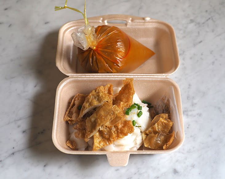 The 'chee cheong fun' is packed in a box hence the fried 'foo chuk' retains its crispy texture before you mix it with the curry sauce