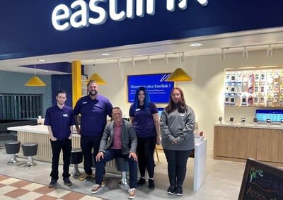 Eastlink’s retail team at its new store in Tracadie, NB (CNW Group/EastLink)
