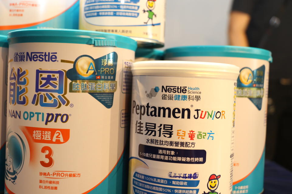 特殊配方的「佳易得」奶粉（右）售價是一般奶粉的3倍，文寶寶的父母轉贈給台灣弱勢病患權益促進會和財團法人罕見疾病基金會 以贈與有特殊需求的弱勢兒少使用。（新北市社會局提供）