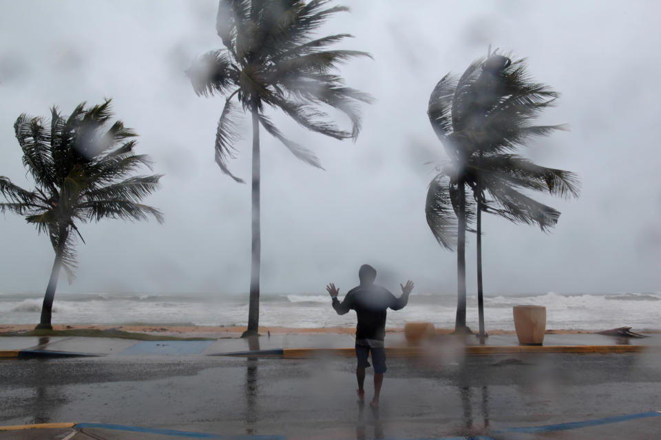 <p>In der Karibik wütete Hurrikan „Irma“ bereits unter der Woche und tötete mindestens 18 Menschen. Dieser Mann in Luquillo, Puerto Rico, hatte sich vor dem ganz großen Sturm noch einmal an den Strand getraut. (Bild: REUTERS/Alvin Baez) </p>