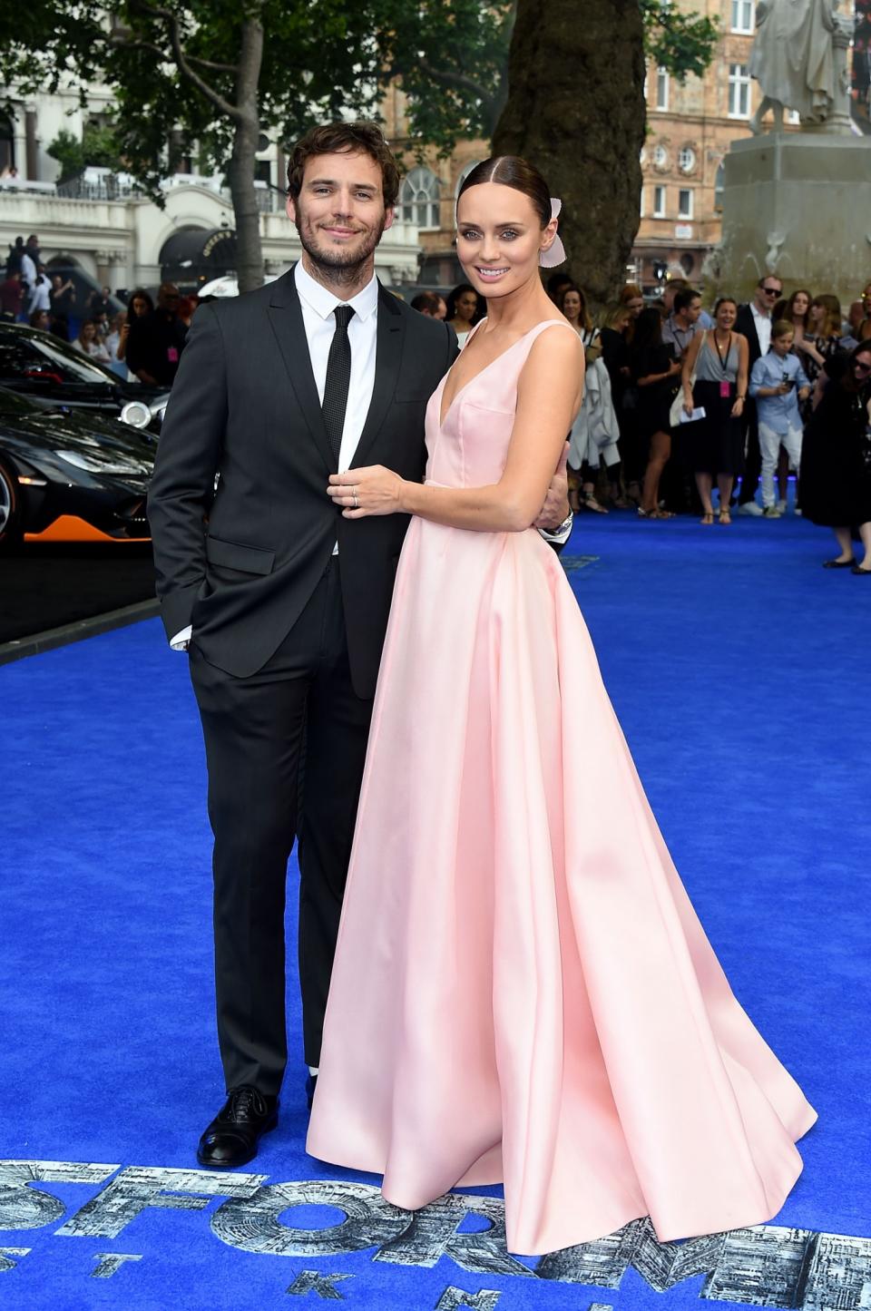<p>Die britische Designerin Emilia Wickstead kreierte dieses zartrosa Kleid, das Laura trug, als sie zur Premiere ihres neuen Films mit Ehemann Sam auf den Roten Teppich trat.<br>[Bild: Getty] </p>