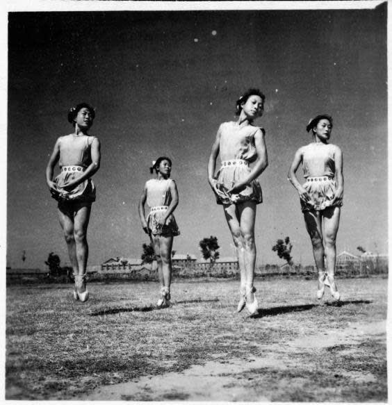 China dolls: four dancers at a sports university (Thomas Sauvin/Beijing Silvermine)