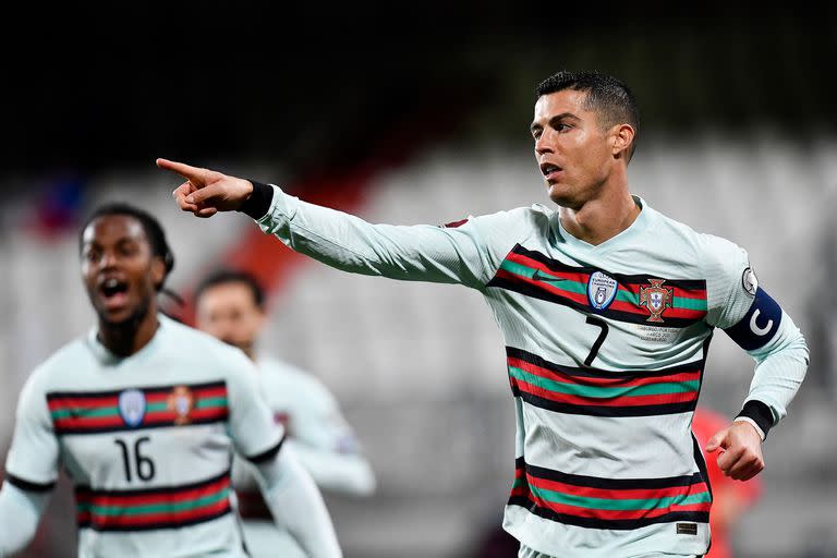Cristiano Ronaldo festeja su gol, el segundo de Portugal en la victoria sobre Luxemburgo