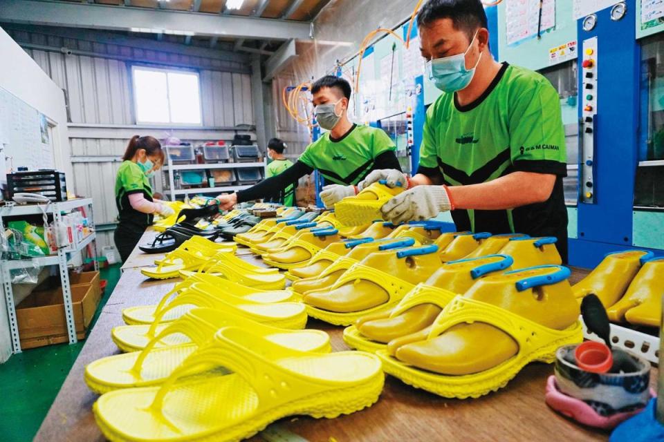 經過台灣產官學各界人士的努力，原本廢棄的蚵殼已經可以用於製鞋等工業應用。（德成鞋業提供）