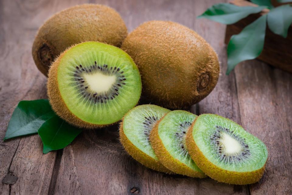 <p><strong><strong><strong><strong>Quantity:</strong></strong></strong></strong> 1 1/2 kiwis</p><p><strong>Per serving:</strong> 61 calories, 1.4 g protein, 14.9 g carbs, 0.7 g fat.</p>