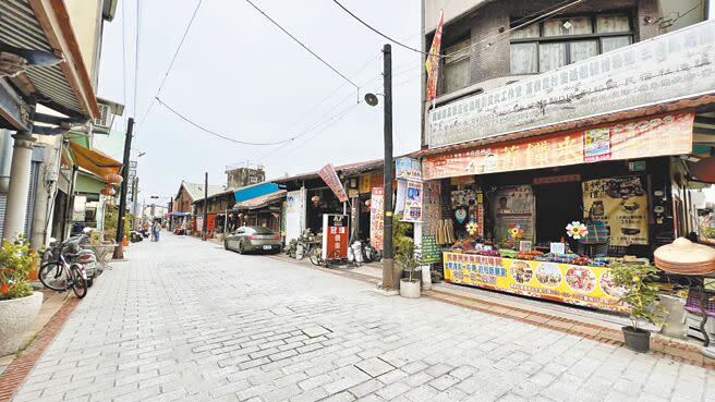 新冠肺炎疫情升溫，台南著名景點菁寮老街假日人潮大減9成，平日幾乎沒遊客。（張毓翎攝）