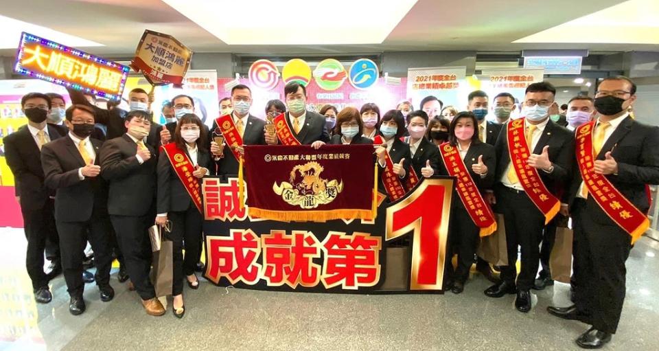 永慶不動產沈瑞吉店東團隊2022聯賣業績就高達3800萬元，幾乎是同業一間店的營業額（永慶房產集團提供）