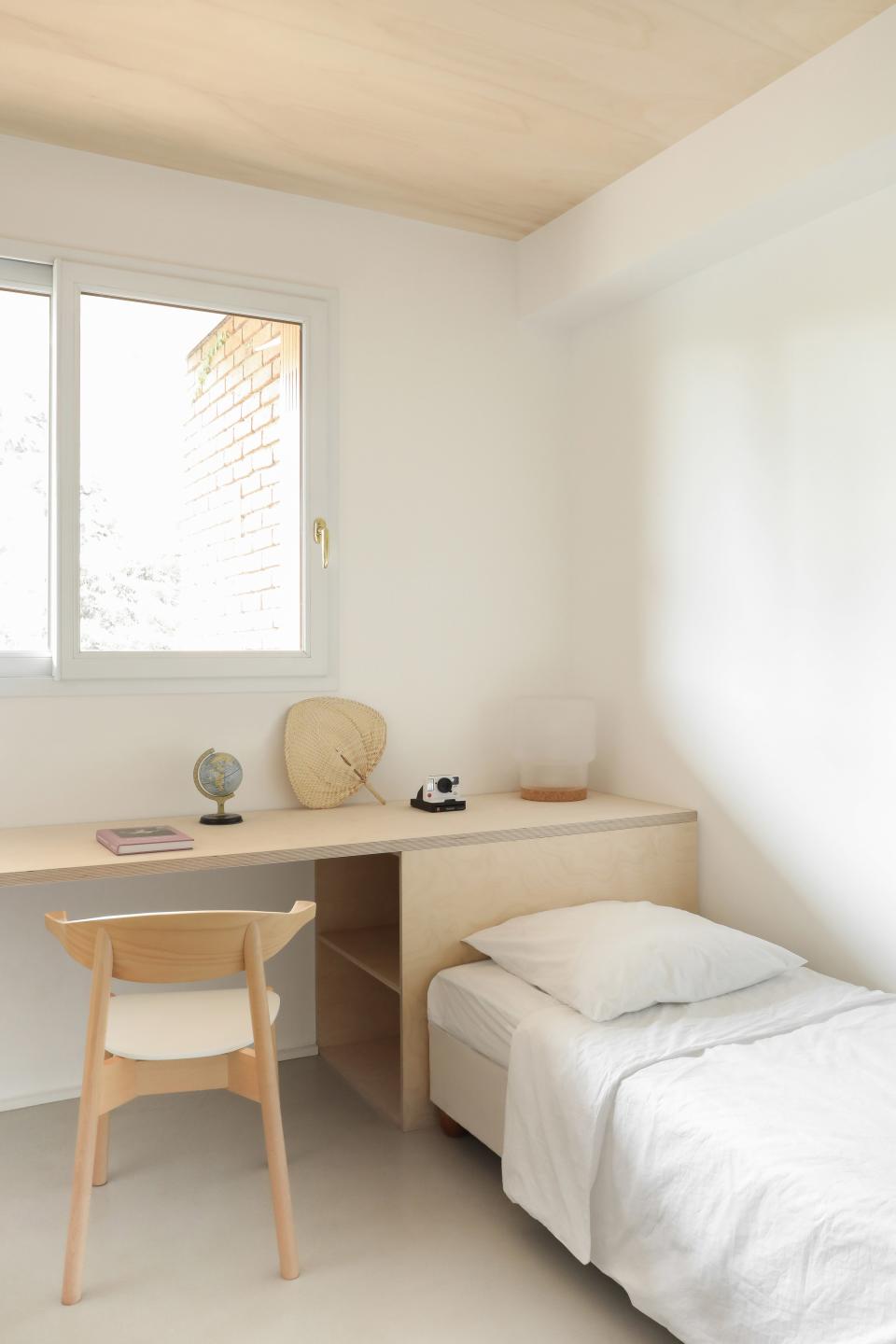 With its made-to-measure desk and bed frame, the kid’s room was inspired by nature and the work of Alvar Aalto.