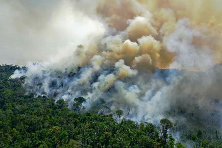 Esta foto de archivo tomada el 16 de agosto de 2020 muestra una vista aérea de un área en llamas de la reserva de la selva amazónica, al sur de Novo Progresso en el estado de Pará, Brasil