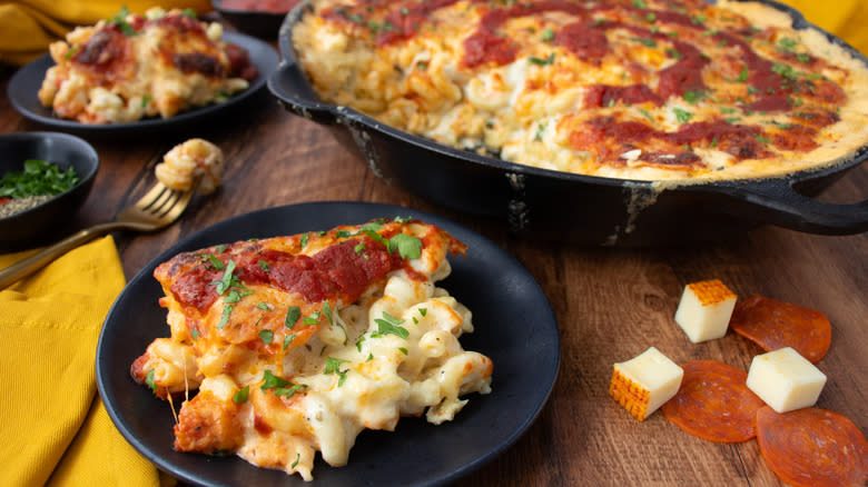 pizza mac cheese skillet serving