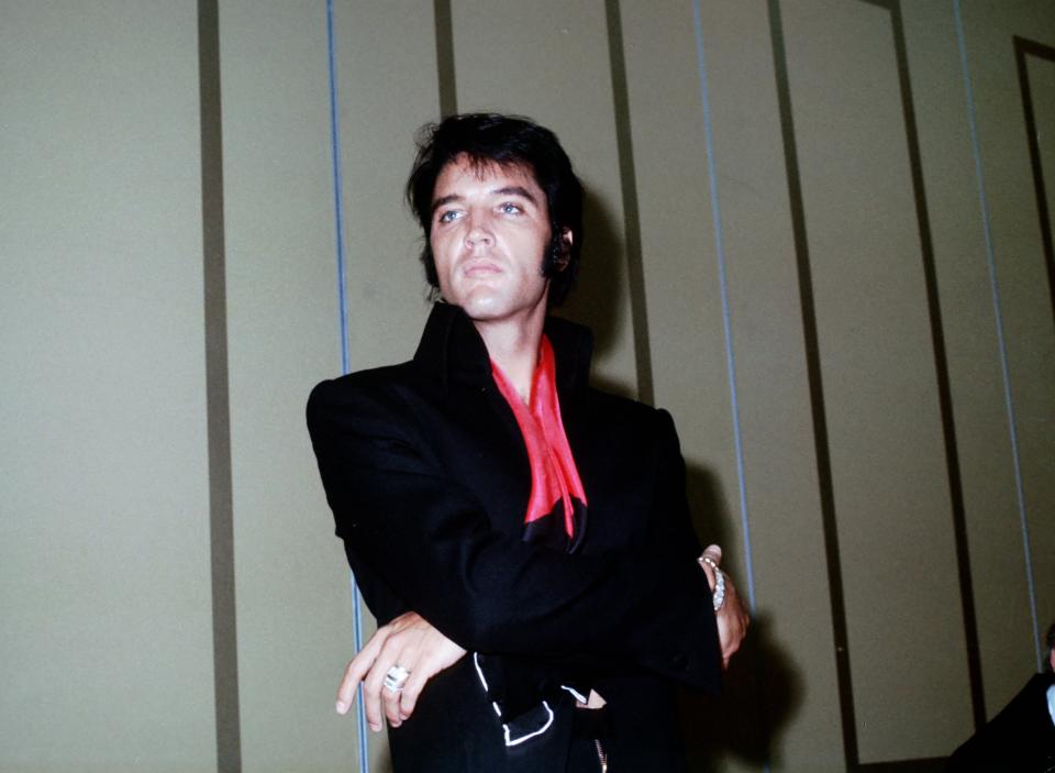 LAS VEGAS, NV - AUGUST 1: Rock and roll musician Elvis Presley during a press conference after his first performance at the International Hotel in Las vegas, Nevada on August 1, 1969. (Photo by Michael Ochs Archives/Getty Images)