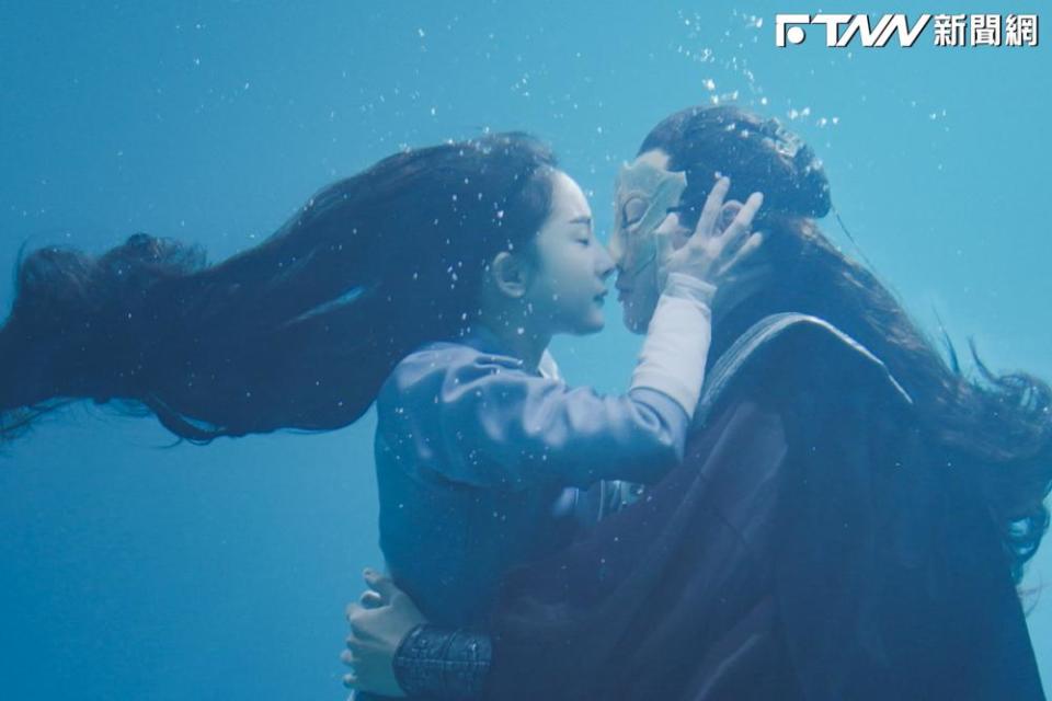《斛珠夫人》有段名場面是楊冪在水中吻了陳偉霆。（圖／中天娛樂台提供）