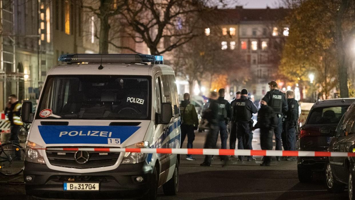 Polizisten stehen auf einer abgesperrten Kreuzung im Berliner Stadtteil Kreuzberg.