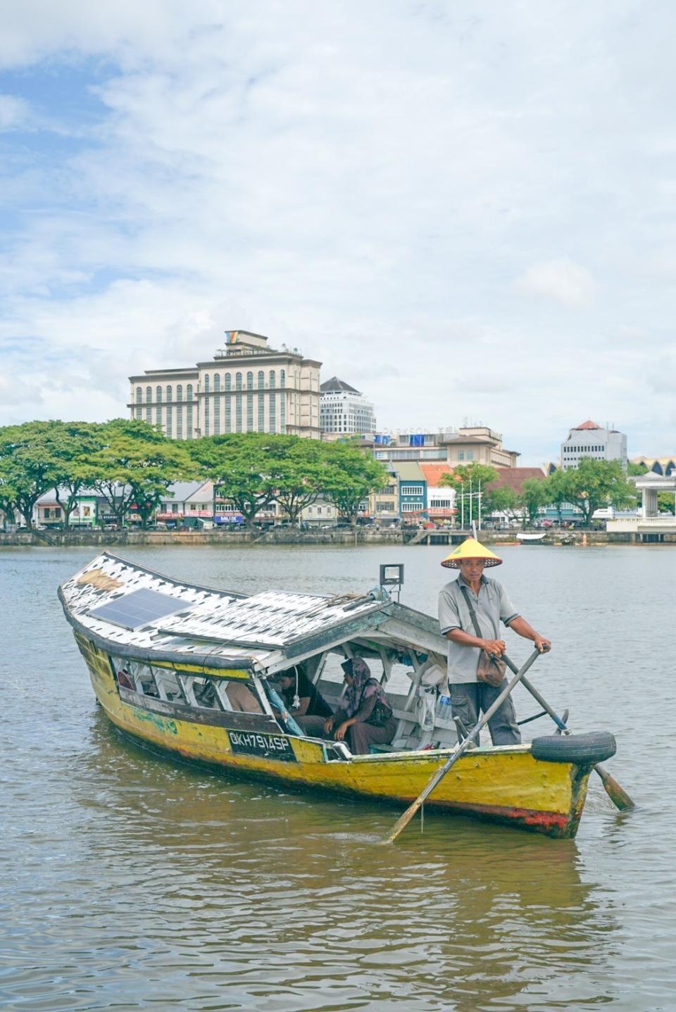 舢舨船仍是砂拉越河上重要的交通工具。