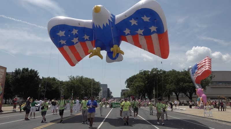 美國獨立紀念日遊行 美國獨立紀念日遊行4日在華府盛大登場，華府老中 青三代台美人20多年來不曾缺席，這次還有象徵獨 立、自由的美國國鳥白頭鷹巨型氣球「伴飛」。 中央社記者鍾佑貞華盛頓攝  113年7月5日 