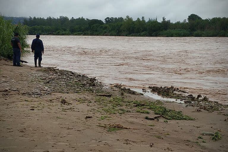 Salta: se tiró al río Bermejo y rescató a su hijo, pero la corriente lo arrastró y murió ahogado