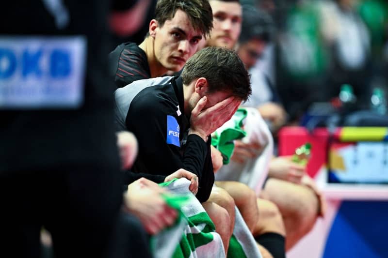 Germany's players react after the 2024 EHF European Men's Handball semi-finals match between Denmark and Germany at Lanxess Arena. Tom Weller/dpa