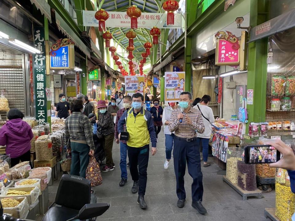 經發局高鎮遠副局長、大高雄商圈總會王文雄總會長及三鳳中街伍進昌理事長一同在三鳳中街宣導戴口罩、不試吃等防疫措施。（記者蔣謙正攝）