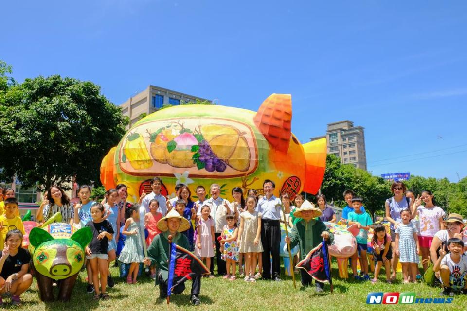 五米超大彩繪神豬成為新瓦屋地景裝置藝術，為義民祭暖身。（圖／記者常似虎攝 , 2017.08.21）