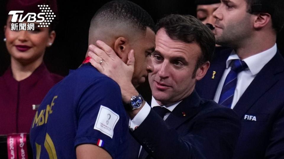姆巴佩（左）失落的心情連法國總統馬克宏（右）也無法安慰。（圖／達志影像美聯社）