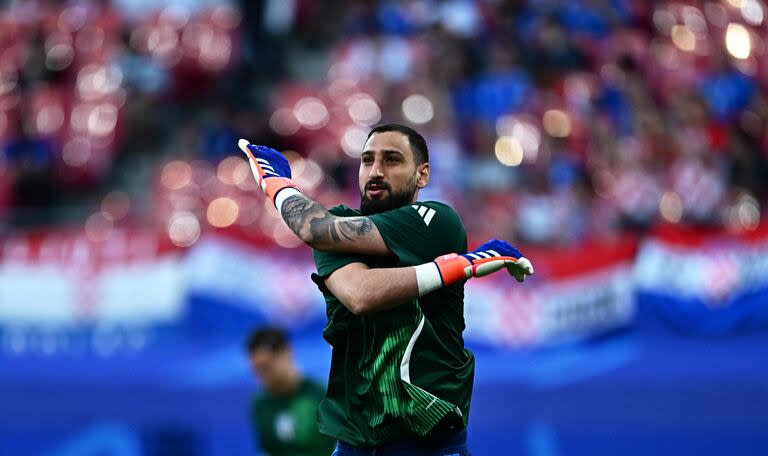 Gianluigi Donnarumma, arquero italiano, realizando la entrada en calor