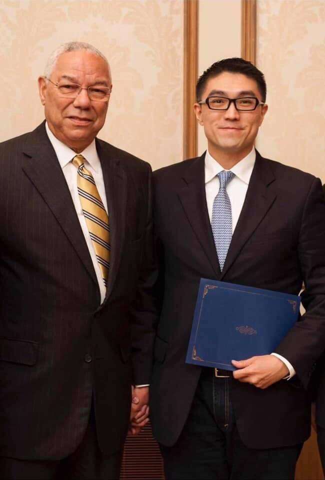 20201022-國民黨前立委謝國樑（左）與美國前國務卿鮑威爾（Colin Powell）（右）。（取自謝國樑臉書）