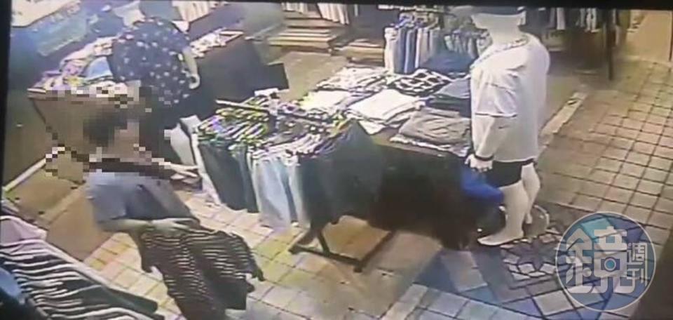 一名身穿灰色T恤的男子，進去位於饒河夜市內的銀樓行竊。（讀者提供）