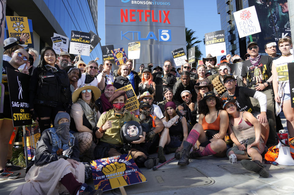 Miembros del sindicato SAG-AFTRA en huelga posan para una foto grupal durante una protesta con temática post apocalíptica afuera de los estudios de Netflix, el miércoles 8 de noviembre de 2023, en Los Ángeles. (Foto AP/Chris Pizzello)