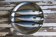 <p>Otro pescado azul rico en grasas omega-3, que son beneficiosas para una buena salud del corazón. La caballa ayuda a reducir los triglicéridos, y por tanto, su consumo puede frenar el crecimiento de las placas en las arterias y reducir la inflamación en todo el cuerpo.</p>