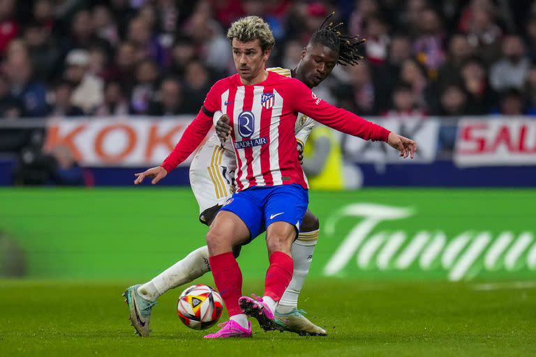 Duelo francés en el derbi madrileño: Antoine Griezmann, de muy buena temporada en Atlético, y Eduardo Camavinga.