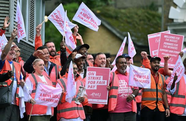 PHOTO: Royal Mail postal workers hold placards and chant slogans as they stand on a picket line outside a delivery office, in north London, Sept. 8, 2022, during a strike.  (Justin Tallis/AFP via Getty Images)