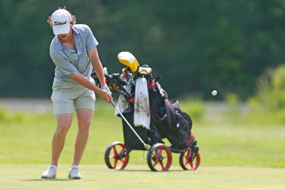 Nick Emery, quien aparece jugando para St. Raphael, venció al máximo favorito en el Rhode Island Junior Amateur el martes en Pawtucket para avanzar a los octavos de final.