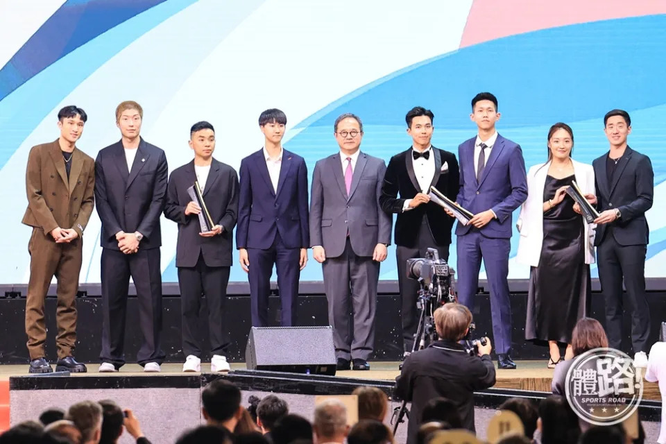 三組獲選的香港最佳運動組合一同領獎。
