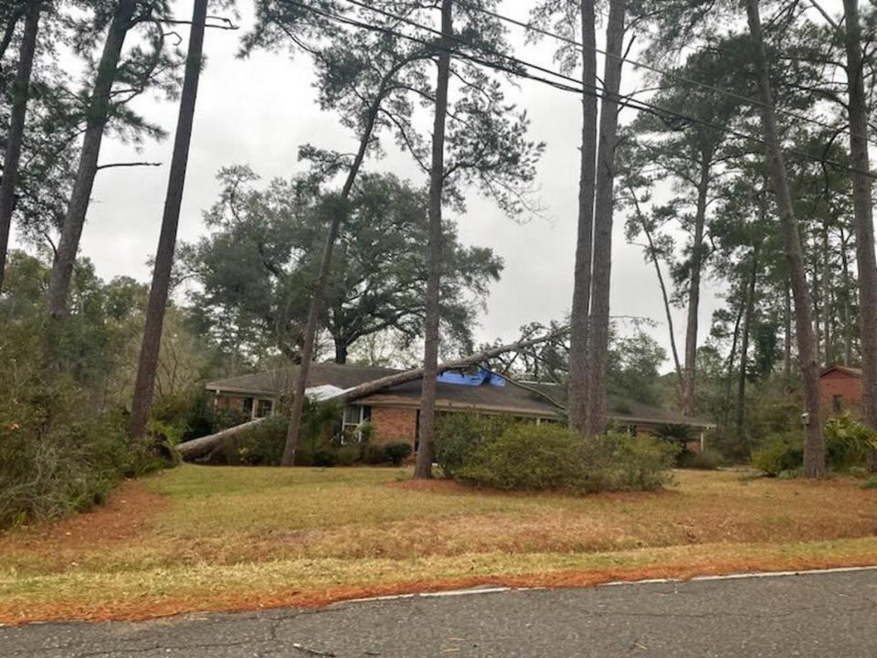 Las autoridades de Tallahassee informaron que antes de que la parte más fuerte del sistema de tormentas ingresara a la zona ya habían llega informes de daños en Robinhood Road en el área de Lakeshore.