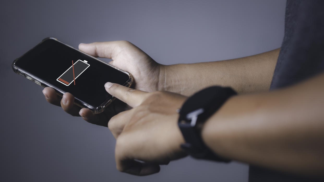 Cargar varios de mis dispositivos se ha vuelto un problema, pero este cargador inalámbrico me facilita todo. (Foto: Getty)