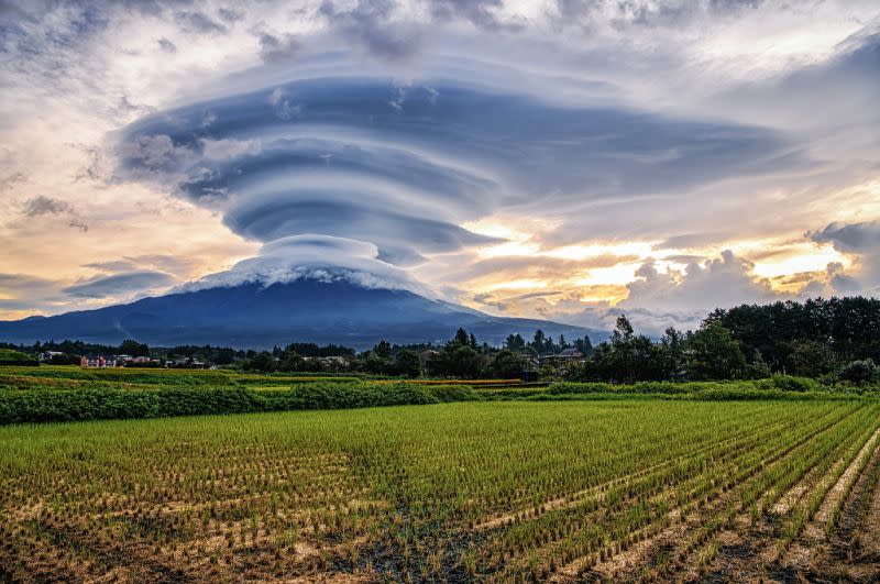 ▲日前網友拍下富士山出現「幽浮雲」罩頂的畫面，吸引上萬網友分享。（圖／翻攝自推特@taitan21）