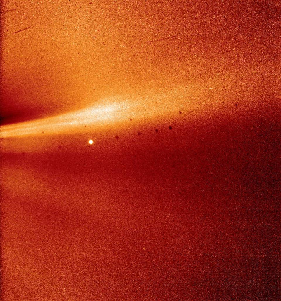 Die Sonde “Parker Solar Probe” ist der Sonne so nah gekommen wie kein menschengemachtes Objekt bisher. Diese Fotografie aus der Korona hat die Nasa jetzt veröffentlicht. (Bild: NASA/Naval Research Laboratory/Parker Solar Probe)