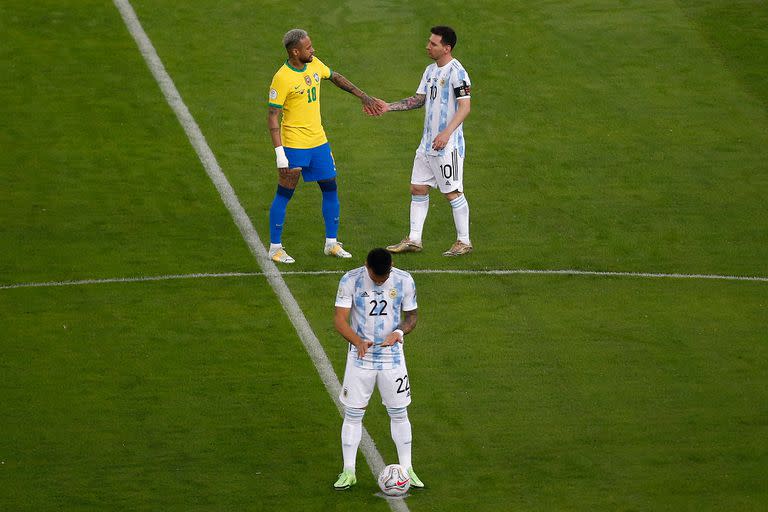 Amigos son los amigos: Neymar y Messi se saludan pocos segundos antes de la final en el Maracanã.