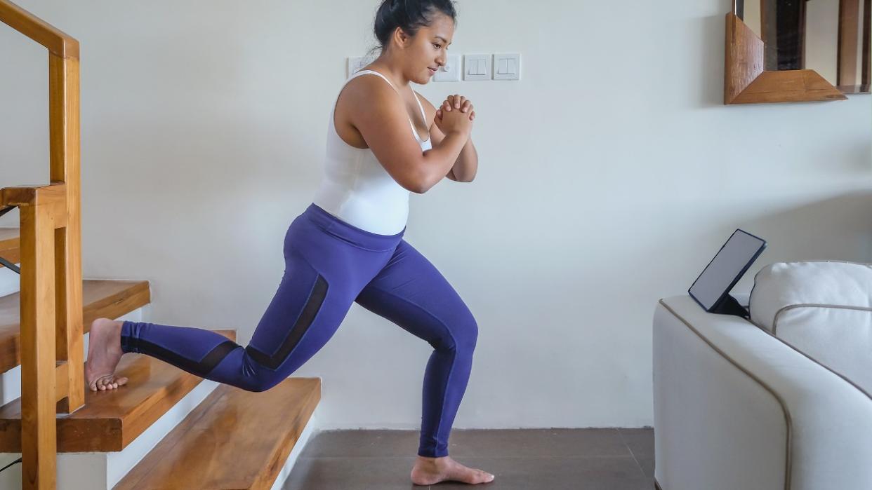  Bulgarian Split Squat exercise using home stairs. 